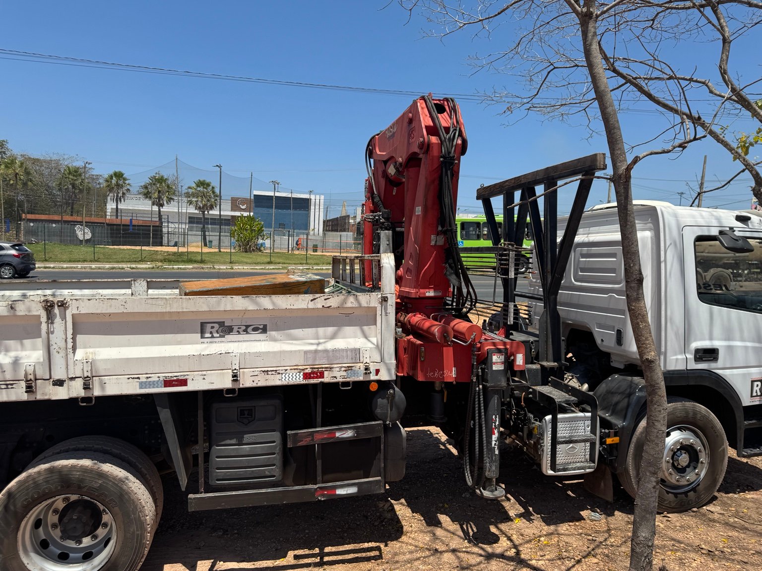 Operação de içamento em obra